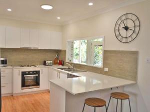 Cuddles Cottage, 4 Christmas Bush Avenue - air conditioned holiday house, 400 metres to Dutchies beach