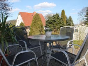 Modern Apartment in Kropelin with Camping Cot