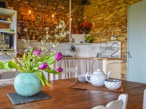 Maisons de vacances Traditional holiday home with pool : photos des chambres