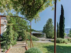 Cottage in Oppède with Poolside Bliss
