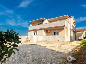 Lavish Apartment in Omi alj with Rooftop Terrace