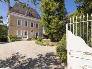 Beautiful Mansion with Private Pool in Brouchaud