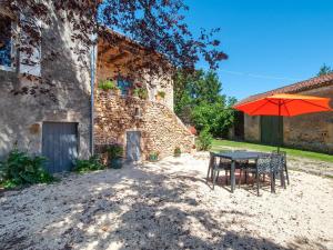 Maisons de vacances Charming Holiday Home in Loubejac with Private Pool : photos des chambres