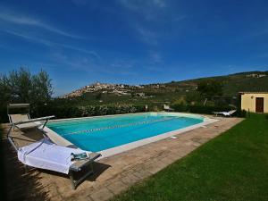 Cozy Farmhouse in Trevi with Swimming Pool