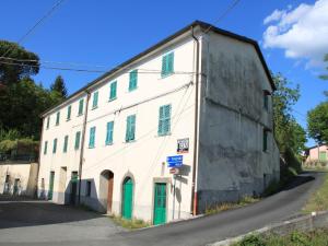 Old-style Cottage in Tuscany by the Forest