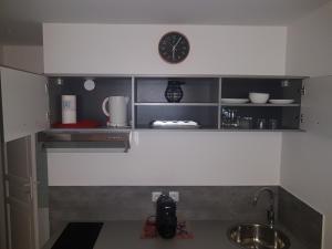 charmant studio de 30 m2 très calme avec sa grande belle terrasse et son jardin PRIVATIF