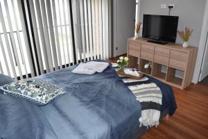 The Bentley - 5 bdrms, 3 bthrm, Sleeps 12, WiFi, Linen,