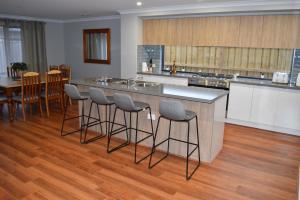 The Bentley - 5 bdrms, 3 bthrm, Sleeps 12, WiFi, Linen,