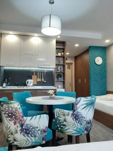 Select Lux Angella-Konaci