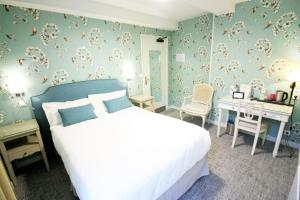 Hotels Logis - Hotel & Restaurant du Tribunal : photos des chambres