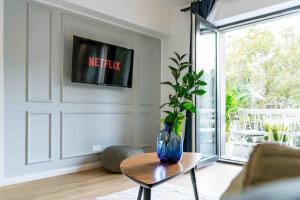 Bright Apartment - Top Location - City Balcony