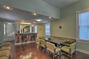 Home with Patio and Grill 2 Mi to Galveston Seawall!