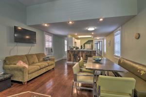 Home with Patio and Grill 2 Mi to Galveston Seawall!