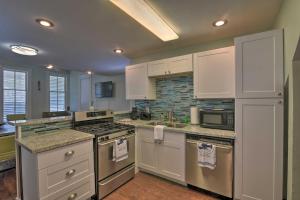 Home with Patio and Grill 2 Mi to Galveston Seawall!