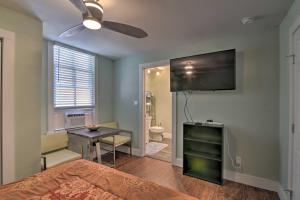 Home with Patio and Grill 2 Mi to Galveston Seawall!