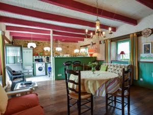 Maisons de vacances Cosy holiday home with terrace and garden near Quimperl : photos des chambres