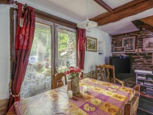 Maisons de vacances Cottage in Saint Clair sur l Elle with Garden and Barbecue : photos des chambres