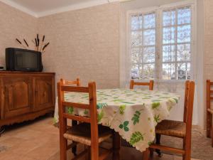 Maisons de vacances Holiday Home in Montfaucon with Fenced Garden Terrace BBQ : photos des chambres