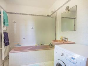 Maisons de vacances Holiday Home in Montrichard with Pool : photos des chambres