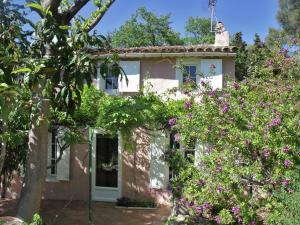 Maisons de vacances Holiday Home in Six Fours Les Plages with Terrace : photos des chambres