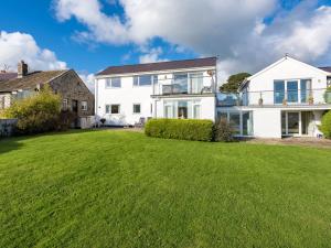 Spacious Holiday Home in Abersoch Britain with Sun Terrace