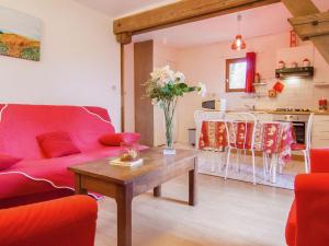 Maisons de vacances Cosy Holiday Home in Bourgnac with Private Pool : photos des chambres