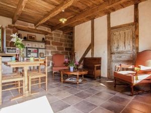 Maisons de vacances Comfortable g te with swimming pool : photos des chambres