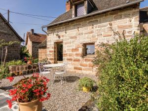 Maisons de vacances Comfy cottage in Saint Bonnet la Rivi re with pool : photos des chambres