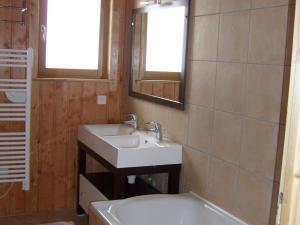 Chalets Chalet in Le Thillot with Skiing & Horse Riding Nearby : photos des chambres