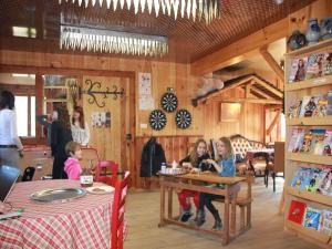 Chalets Chalet in Le Thillot with Skiing & Horse Riding Nearby : photos des chambres