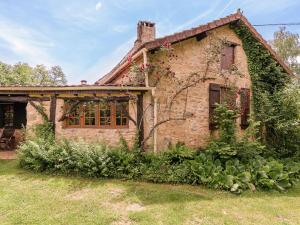 Heritage Cottage in Aquitaine with shared pool