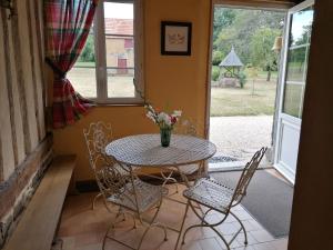 Maisons de vacances Pleasant Holiday Home in Isigny Le Buat with Garden : photos des chambres