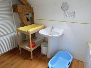 Maisons de vacances Pleasant Holiday Home in Isigny Le Buat with Garden : photos des chambres