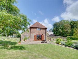 Beautiful Holiday Home in Brede Kent with Fireplace