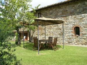 Quaint Holiday Home in Tuscany with Swimming Pool