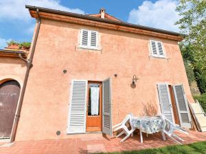 Cheerful Apartment on Large Estate near Florence with BBQ