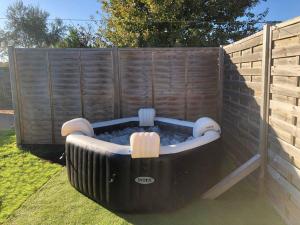 Maisons de vacances Les Libellules jardin avec Spa en option : Maisonnette