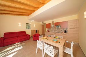 Two-Bedroom Apartment room in Residence Dany appartamenti con cucina vista lago piscina e parcheggio