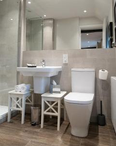 The Three Horseshoes