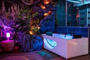 SECRET SUITE "Jungle" - Jacuzzi privatif - Gare RER C - Proche Paris