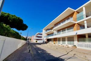 One-Bedroom Apartment room in Olhos De Água 1BR with Pool AC and Free Parking