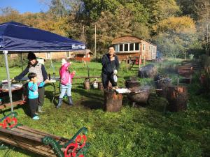 Shepherds Huts Ham Hill, 2 double beds, Bathroom, Lounge, Diner, Kitchen, LOVE dogs & Cats Looking out to lake and by Ham Hill Country Park plus parking for large vehicles available also great deals on workers long term This is the place to relax and