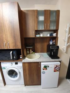 Malavi DV1 small top center studio Ruse