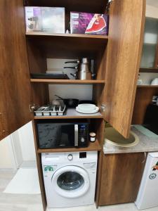 Malavi DV1 small top center studio Ruse