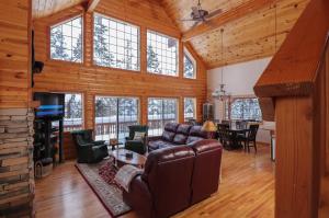 Three-Bedroom Bungalow room in Whistling Bear