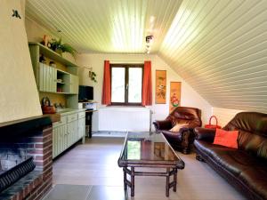 Inviting chalet in the woods in Ovifat