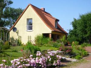 Peaceful holiday home in Niendorf with garden seating and parking