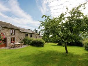 Stone Cottage in Baneux with garden