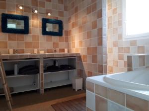 Villas Modern Villa in Brives sur Charente with Private Pool : photos des chambres