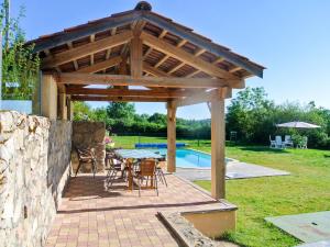 Lovely Holiday Home with Pool in Lavoine